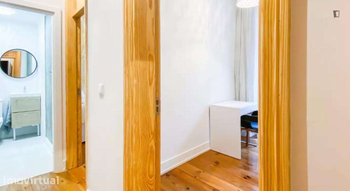 Quarto - localizado em Intendente Lisbon - Grande imagem: 3/7