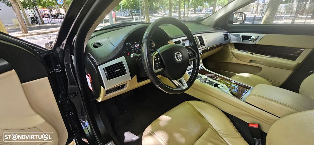 Jaguar XF 2.2 D Premium Luxury - 11