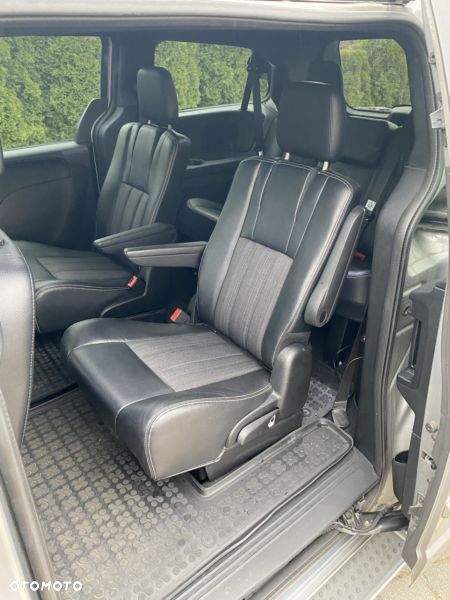 Chrysler Town & Country - 6