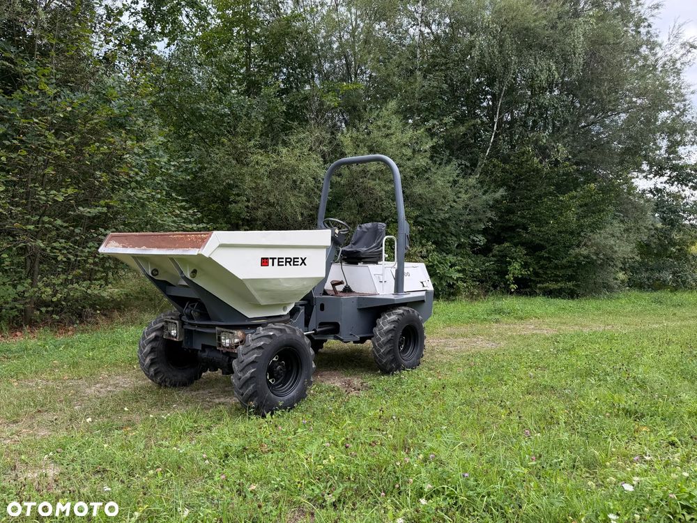 Terex 3001 Benford 3 tony OBROTOWE. Wozidło Budowlane-Rolnicze. Wózek z Obrotową Kolebą. 3 tony ładowność. 4x4. Mocny Silnik 4 cylindry Kubota 50km. 2600 mtg. Jazda 3 prędkości. Maszyna jak Nowa z Norweskiego Gospodarstwa! Ani deka luzów i wycieków! Pełny Oryginał. Hamulce brzytwa. Serwisy w DEKRA. Maszyna Woziła lekkie ładunki. Praktycznie zerowe zużycie. Wielka Okazja. Wszystko w pełnym Oryginale. Opony Oryginał w dobrym stanie! Oświetlenie Fabryczne tył przód! Potężna moc! - 18