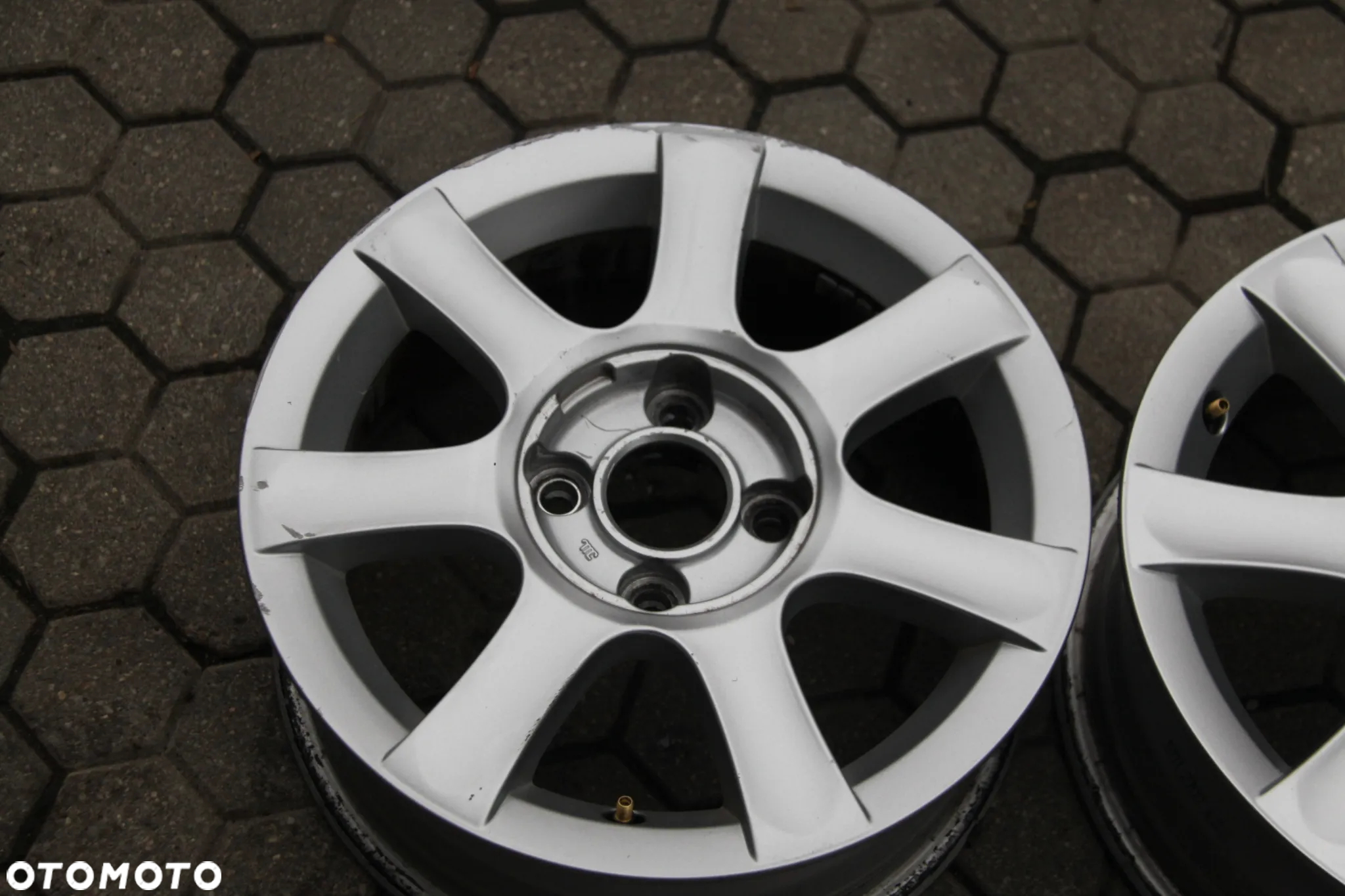 Felga Aluminiowa  Peugeot 9649523180 6J15 ET 27 4x108 - 3