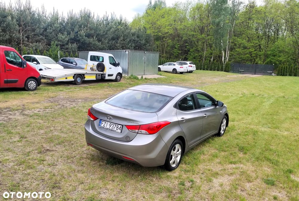 Hyundai Elantra - 3