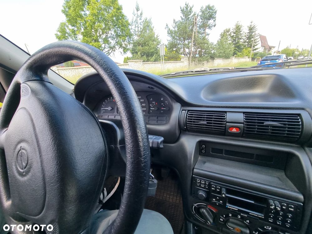 Opel Astra 1.6 GL - 26