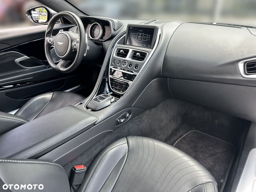 Aston Martin DB11 V8 - 16