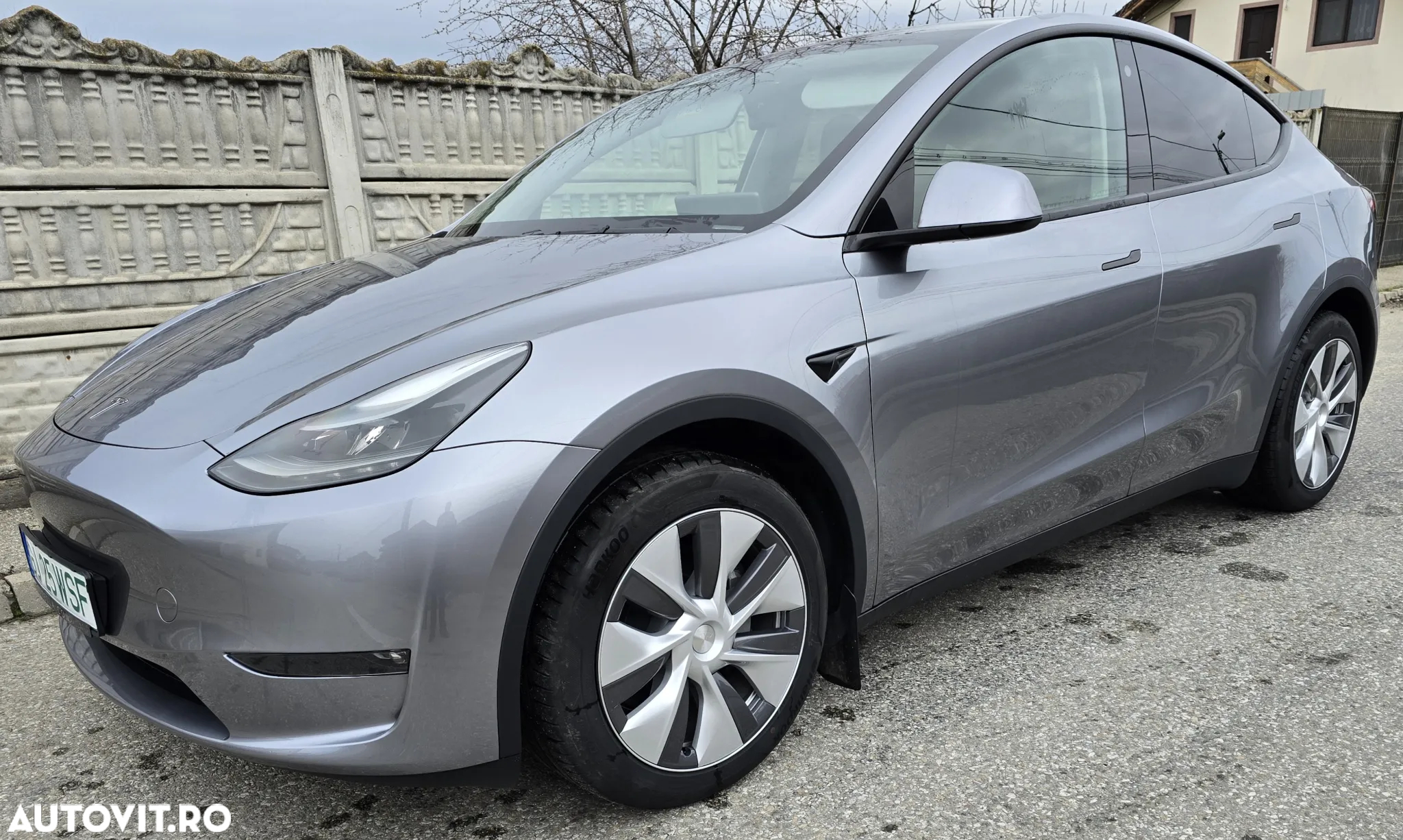 Tesla Model Y Long Range Dual Motor AWD - 3