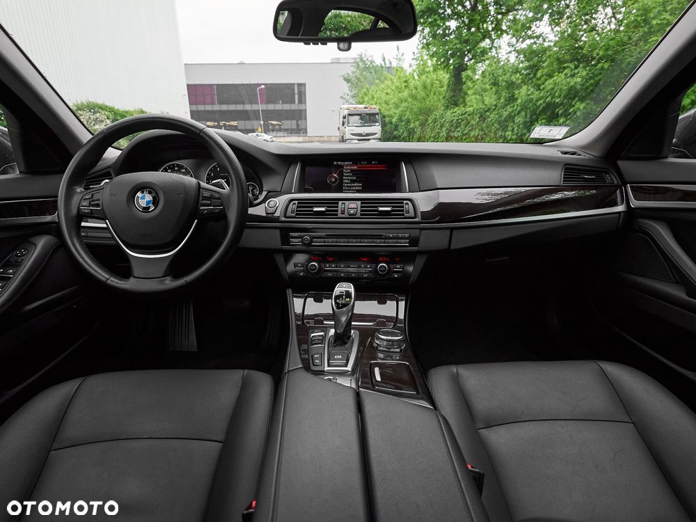 BMW Seria 5 528i xDrive - 34
