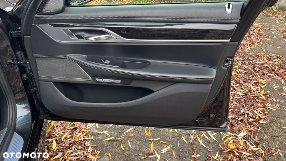 BMW Seria 7 740d xDrive - 29