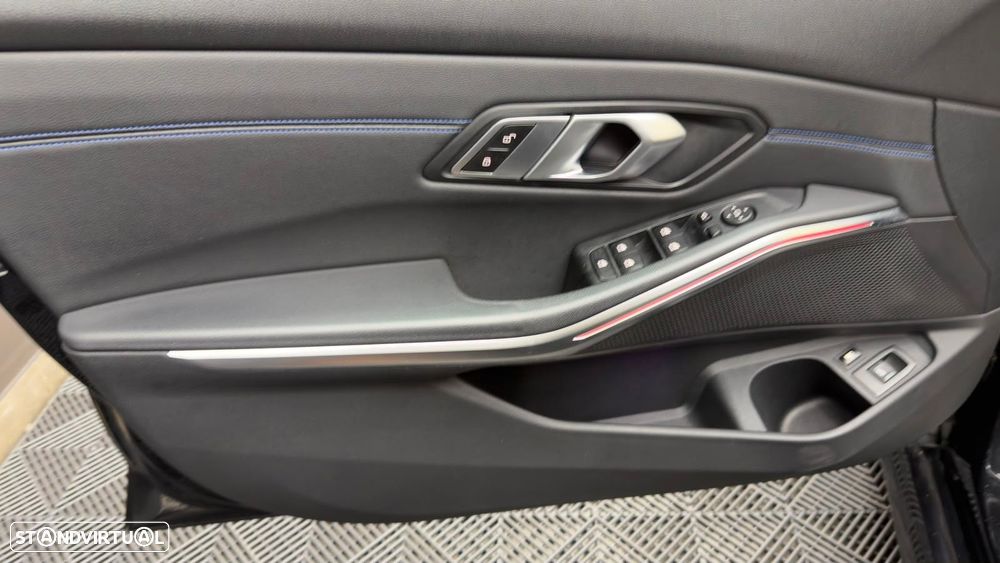 BMW 330 e Pack Desportivo M Pro Auto - 17