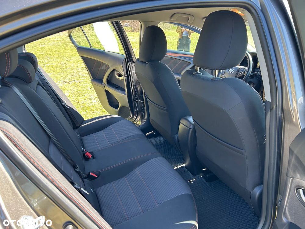 Toyota Avensis 2.0 Style MS - 5