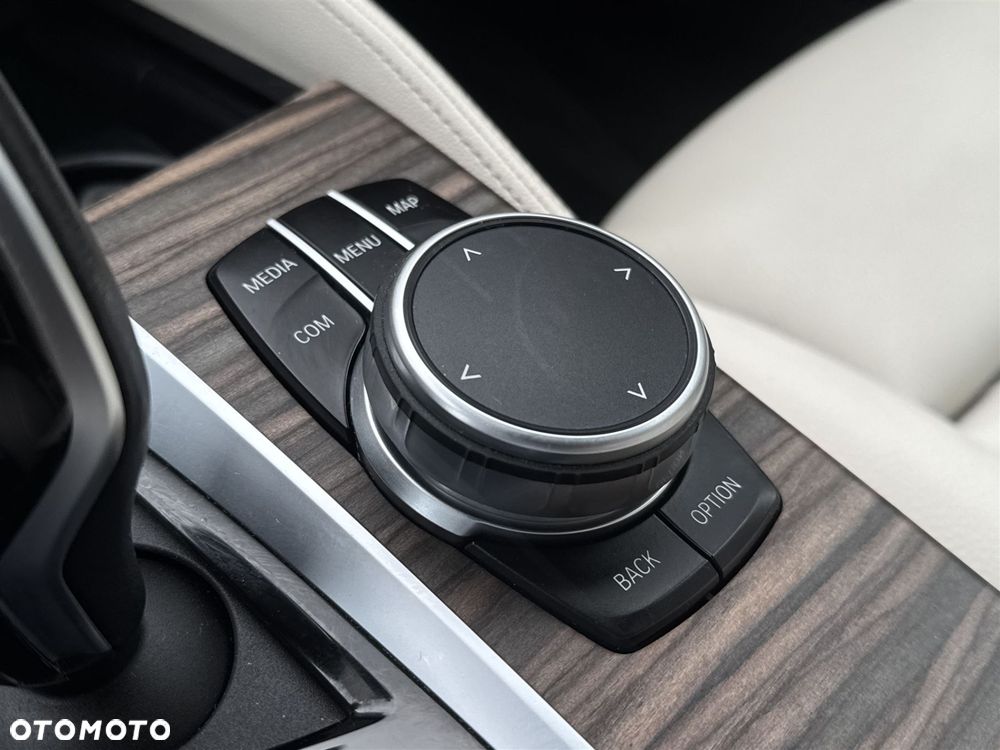 BMW Seria 5 520d xDrive - 17