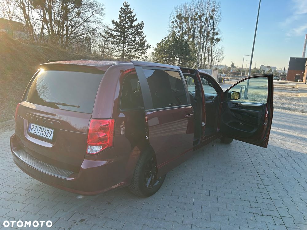 Dodge Grand Caravan - 10