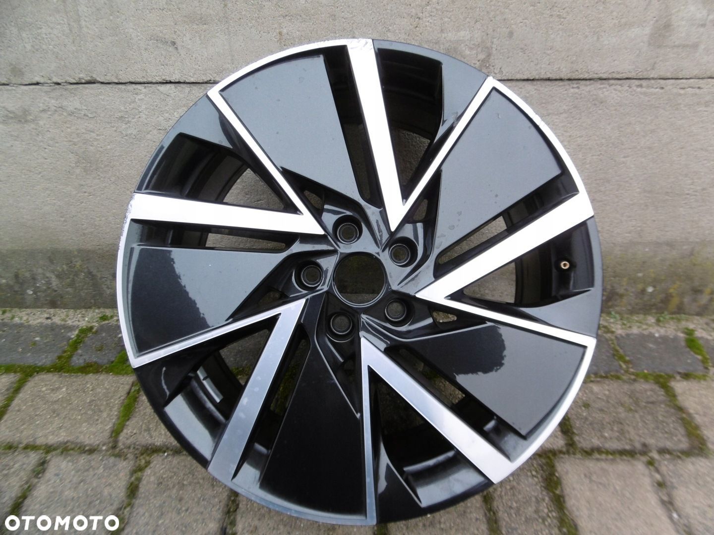 SKODA SUPERB III 3V0 8Jx19H2 ET44 5X112 - felga - 1