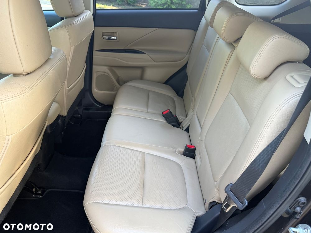 Mitsubishi Outlander 2.2 DI-D 4WD Plus - 21