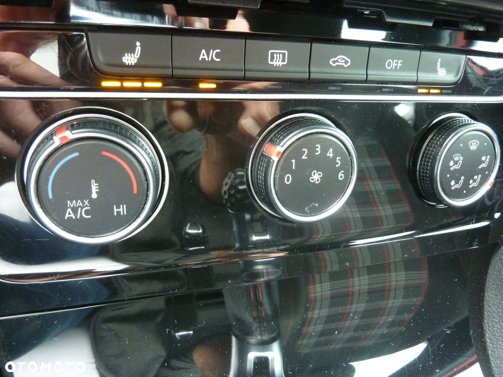 Volkswagen Golf - 24