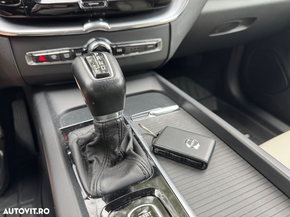 Volvo XC 60 D4 AWD Momentum - 32
