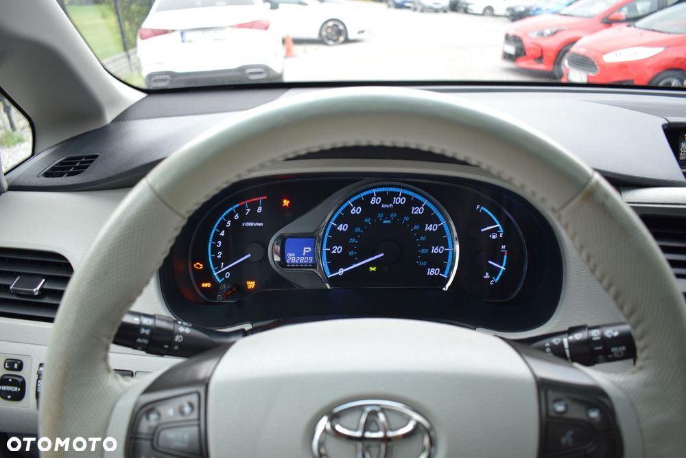 Toyota Sienna - 8