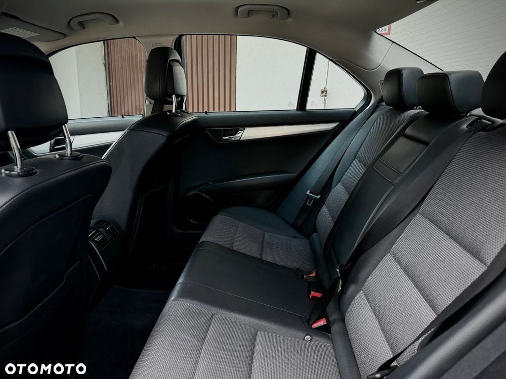 Mercedes-Benz Klasa C 180 CGI Automatik BlueEFFICIENCY Avantgarde - 12