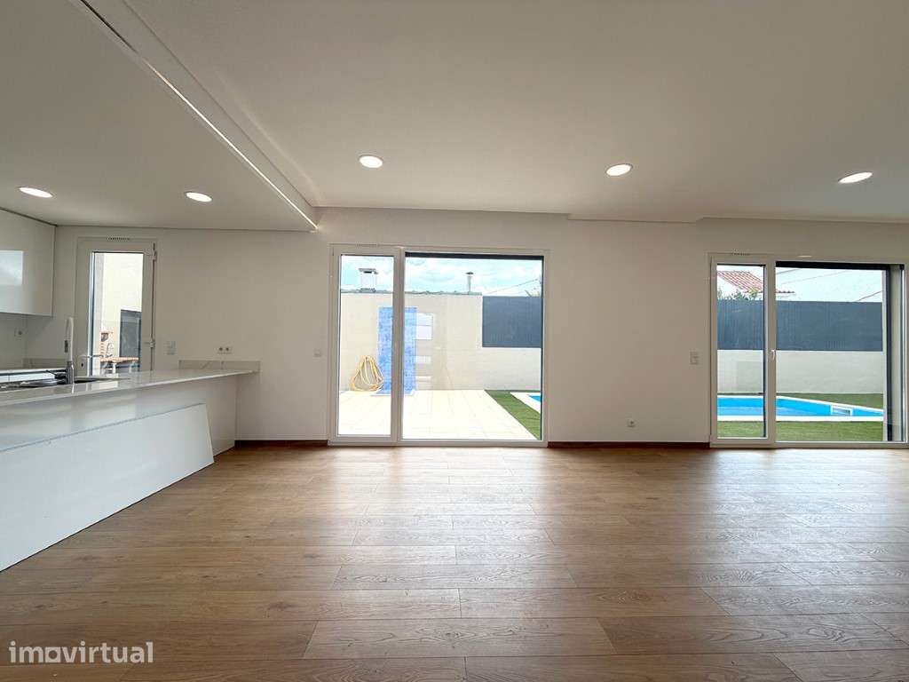 Moradia T4 Térrea Nova com Piscina, 3 Suites a venda em Azeitão - Grande imagem: 2/25