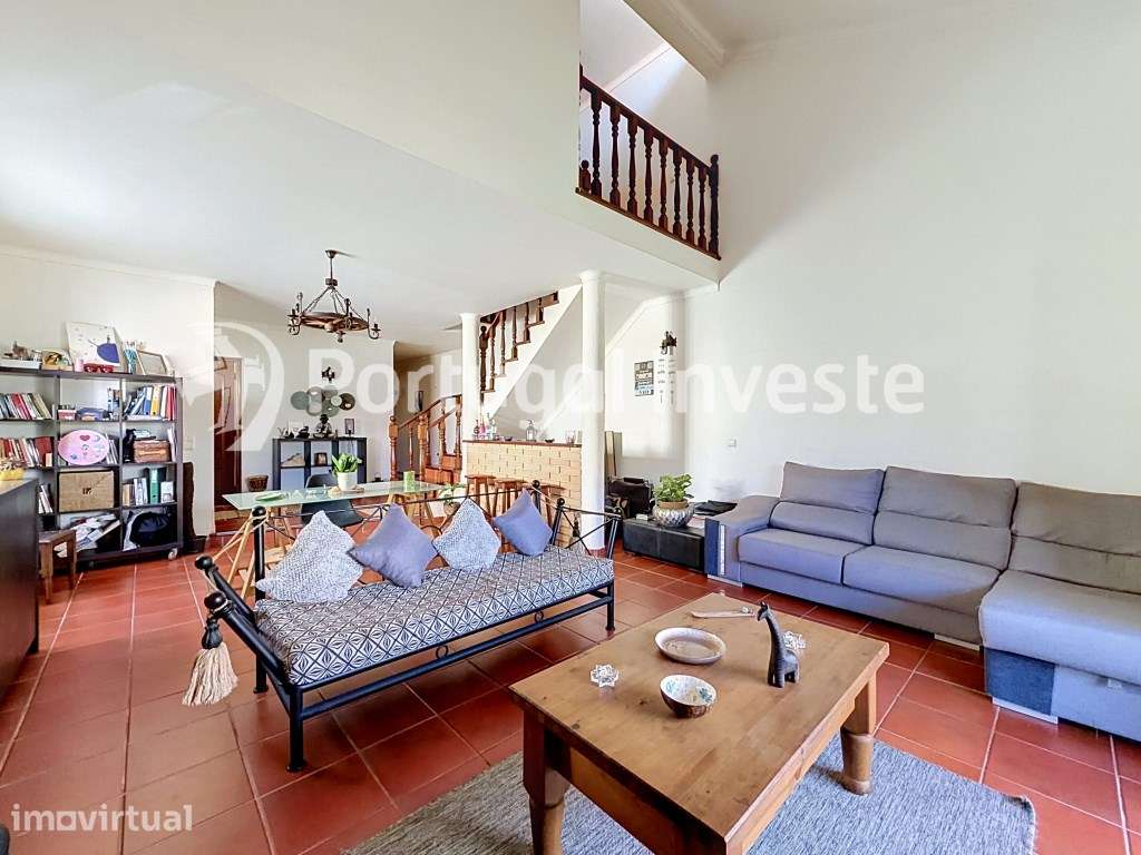 Moradia T4 com excelentes áreas e grande potencial na Quinta do Conde - Grande imagem: 3/31