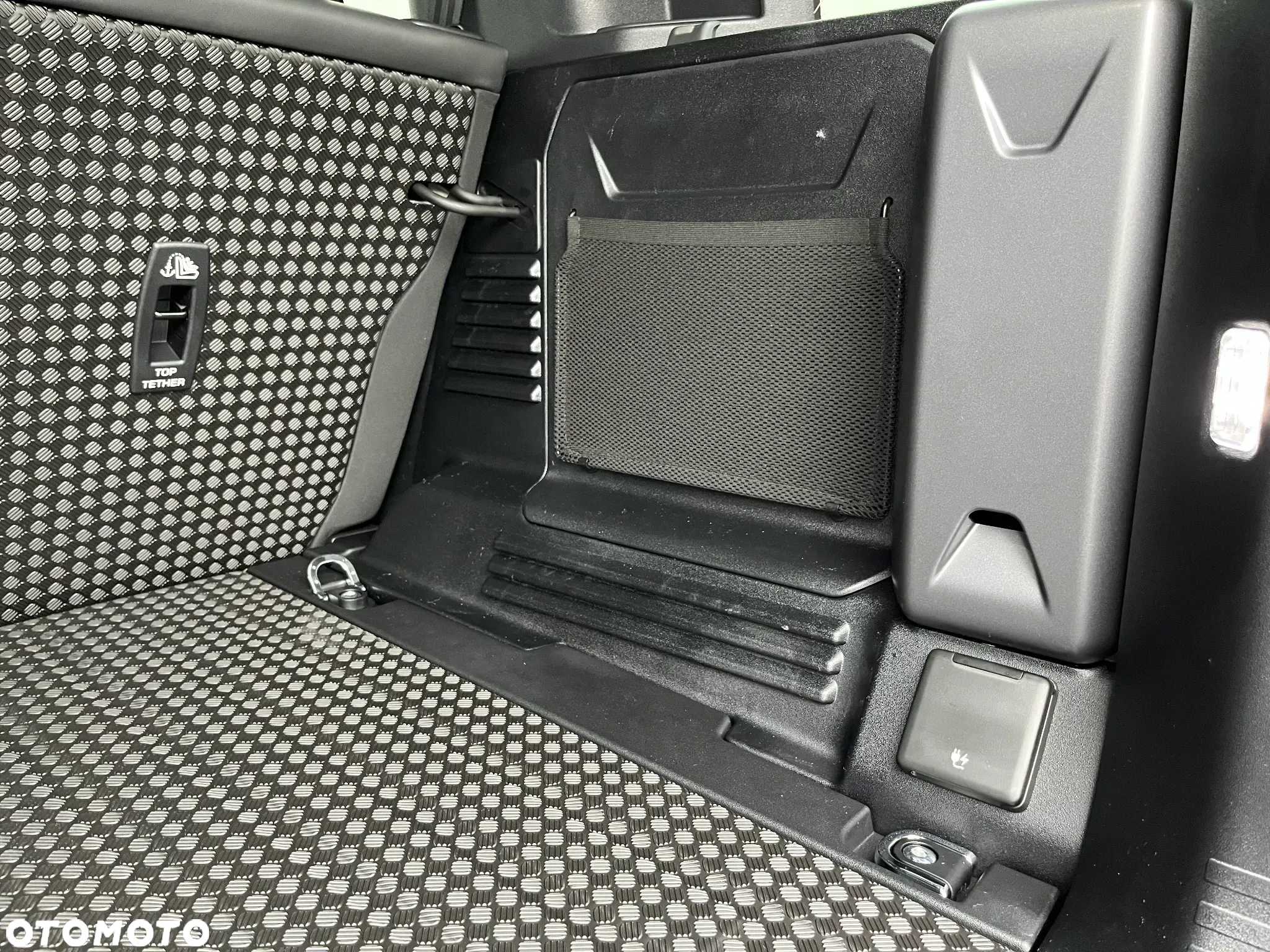 Land Rover Defender 110 D300 X-Dynamic HSE - 14