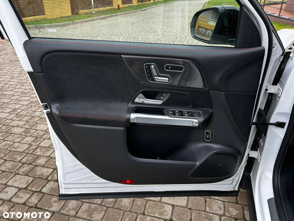 Mercedes-Benz GLB 250 4-Matic AMG Line 8G-DCT - 32