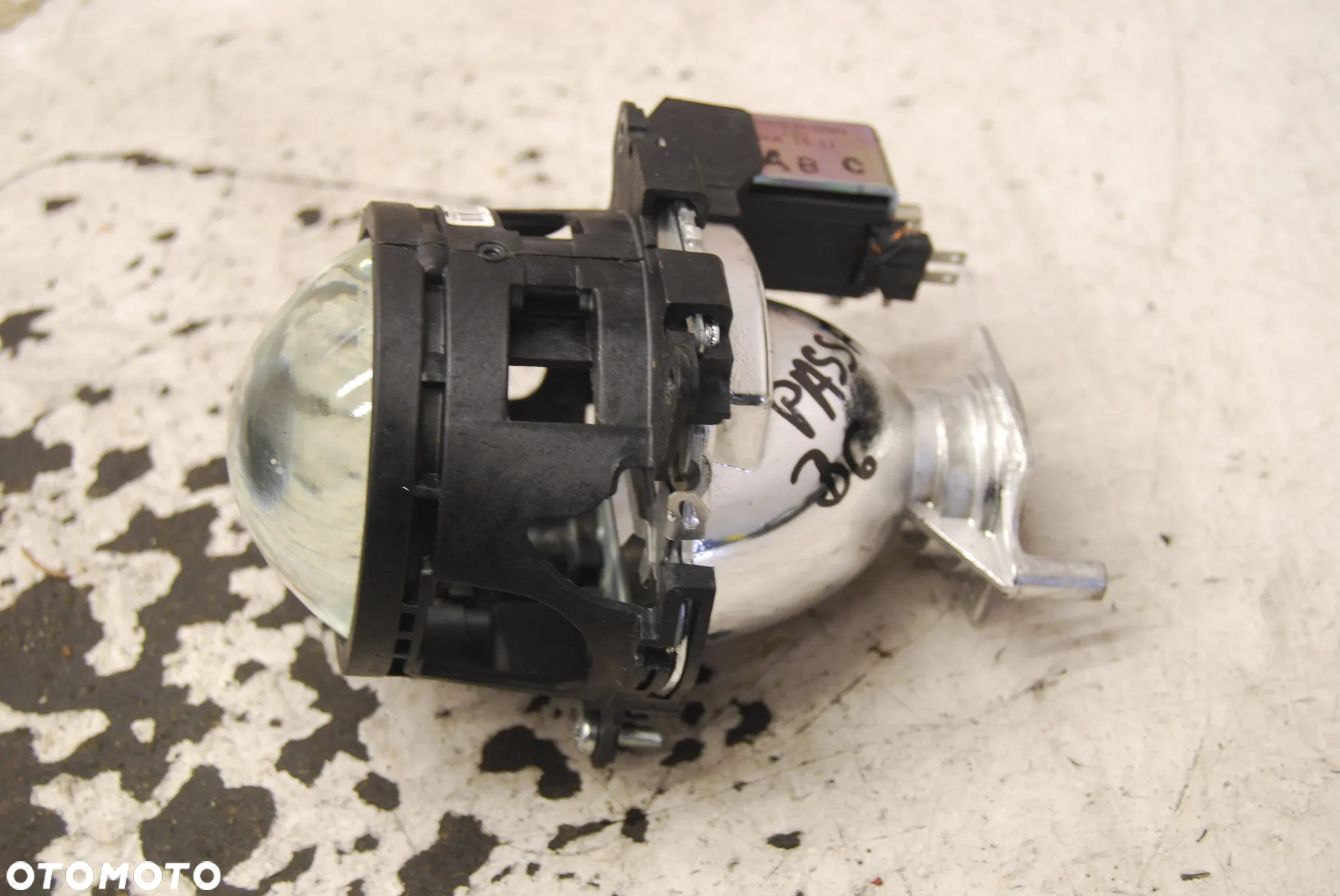 SOCZEWKA LAMPY BI-XENON VW PASSAT B6 LEWA LUB PRAWA SN08UH-0001 - 2