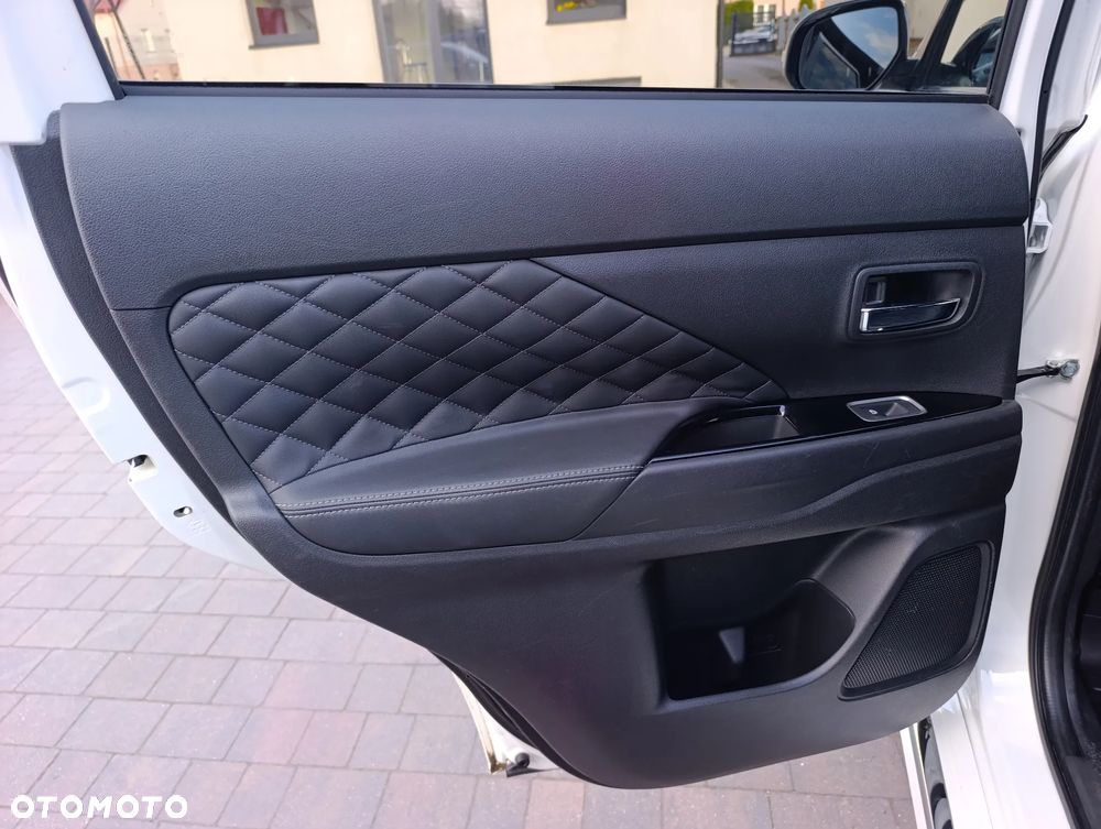 Mitsubishi Outlander 2.4 4WD Diamant+ - 22