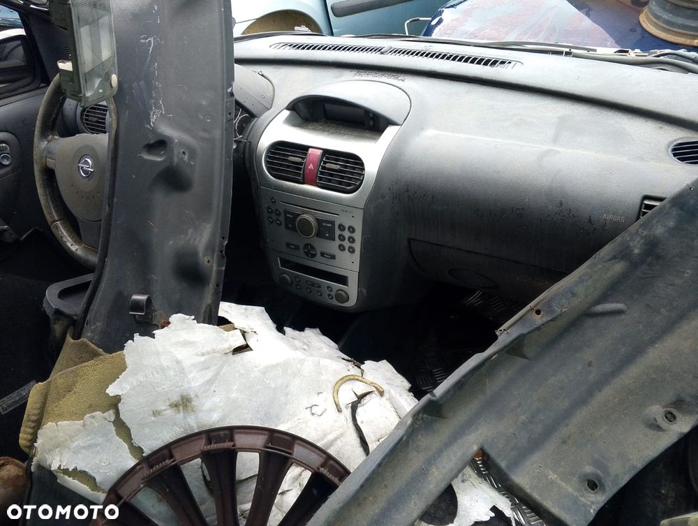 Opel Corsa C (02-06r.) 1.4 B 89KM. Silnik Z14XEP Skrzynia F13 lakier 2AU. Cały na części. GWARANCJA !!!  Przód Tył Zestaw Komplet Drzwi Klapa Zderzak Błotnik Maska Grill Atrapa Szyba Pas Lampa Lusterko Boczki Fotel Kanapa Kokpit Deska Rozdzielcza Przełącznik Włącznik Sterownik Przewody Wiązka Instalacja Moduł Komputer Czujnik Listwa Pompa Alternator Wtryski Głowica Rozrusznik Kompresor Sprzęgło Dwumas Silnik Skrzynia ABS Klimatyzacji Paliwa Wspomagania Kolektor Turbina Przepustnica Zawór Chłodnica Koło Hak Belka Sanki Zawieszenie Mcpherson Półoś Amortyzator Wydech Tłumik Zacisk Most - 6