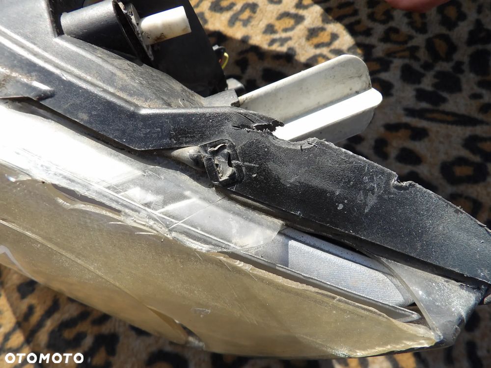 BMW - E87 - LIFT - XENON - LEWA LAMPA PRZEDNIA - PĘKNIĘTE SZKŁO - OBUDOWA - URWANE UCHO - UK - 7180833 - 3
