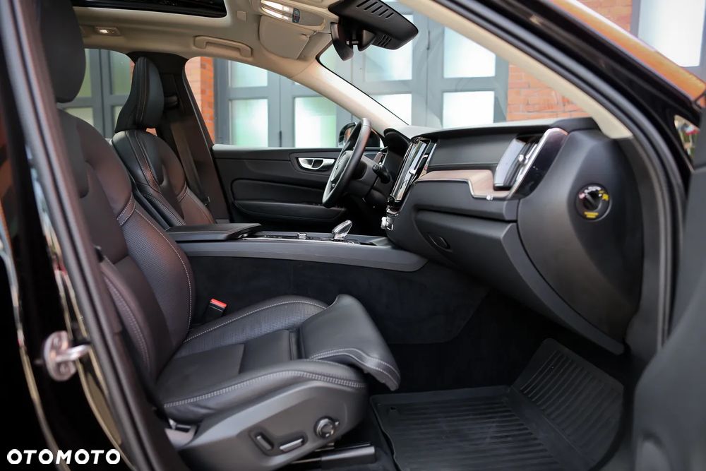 Volvo XC 60 B5 D AWD Ultimate Dark - 25