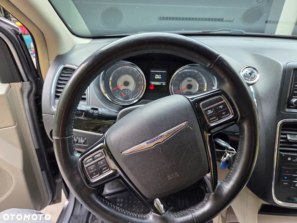 Chrysler Town & Country - 23