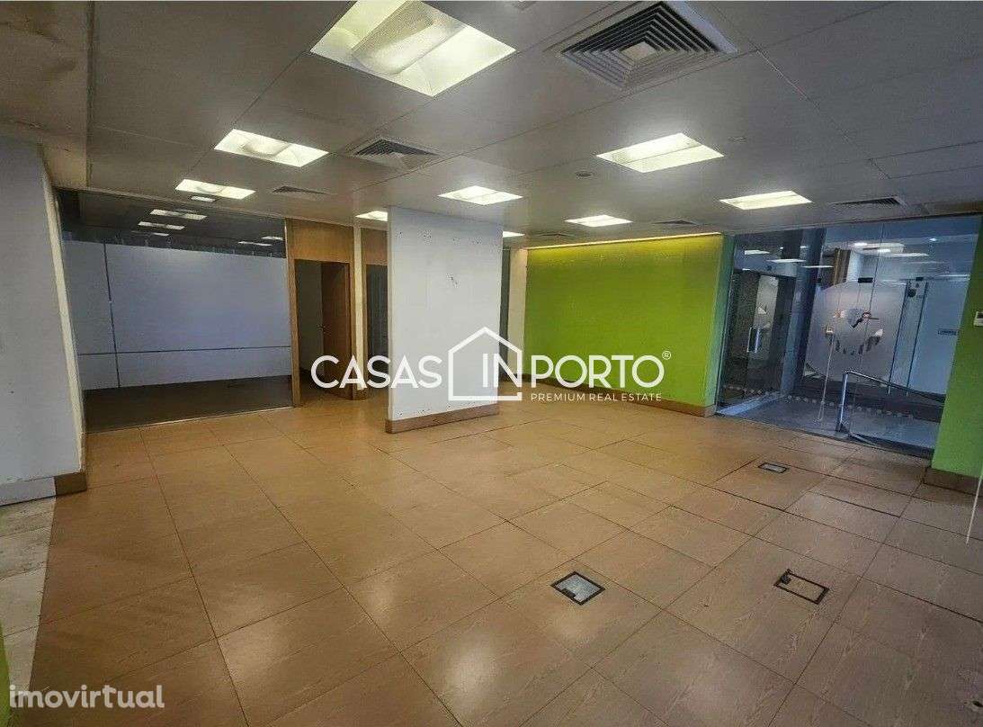 Loja junto ao Metro da Trindade - Grande imagem: 4/13