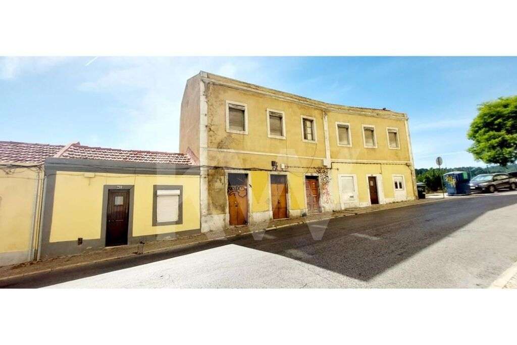 22 moradias para renovação e ainda 4 apartamentos T1 . Investimento em - Grande imagem: 3/15