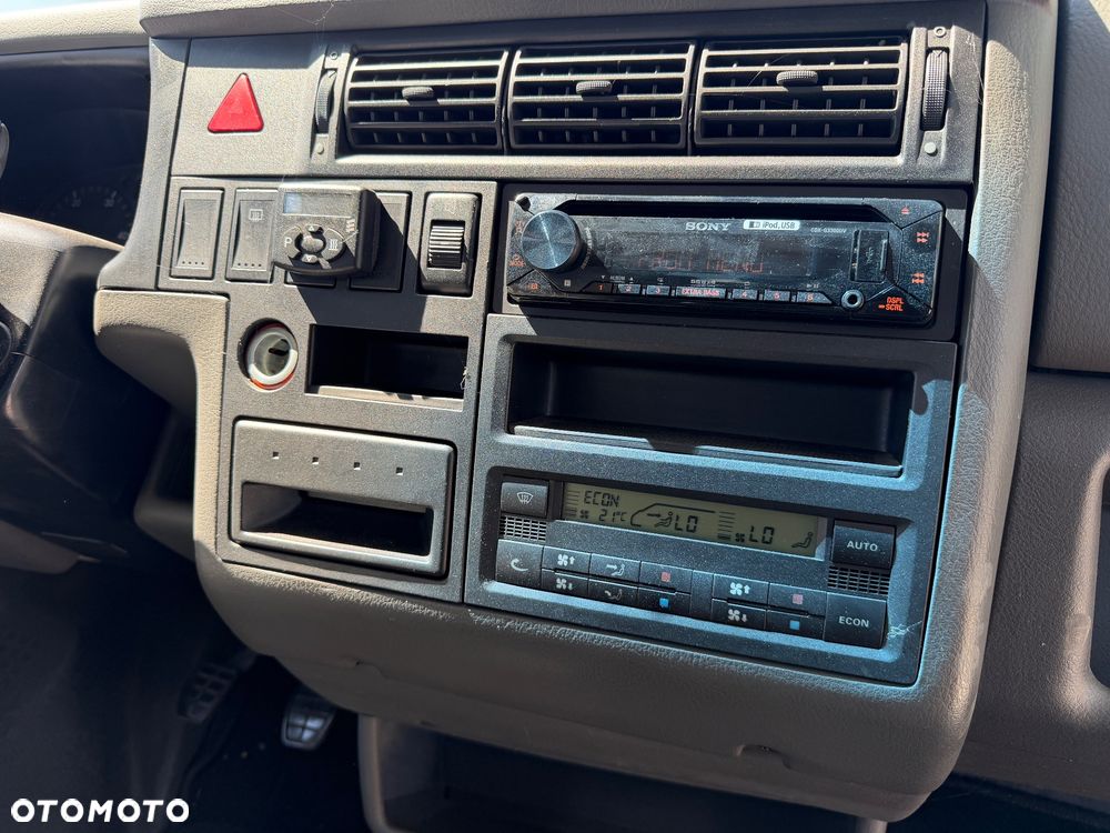Volkswagen Caravelle - 14