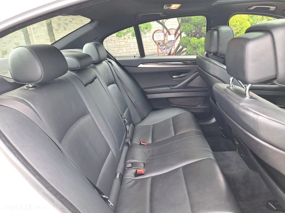 BMW Seria 5 528i xDrive - 32