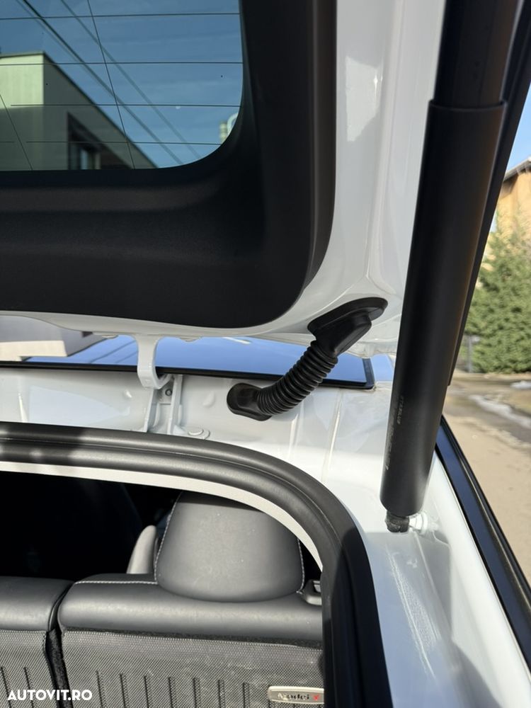 Tesla Model Y Long Range AWD - 5