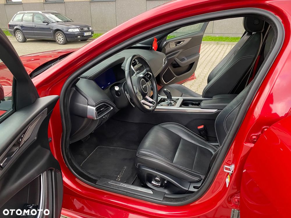 Jaguar XE 2.0 D180 R-Dynamic SE - 2