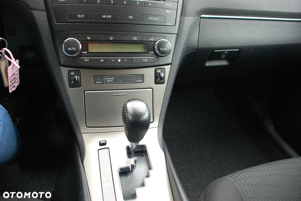 Toyota Avensis 2.0 Prestige MS - 21