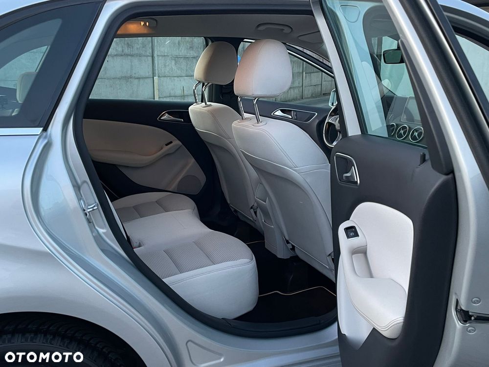 Mercedes-Benz Klasa B 180 7G-DCT Urban - 14