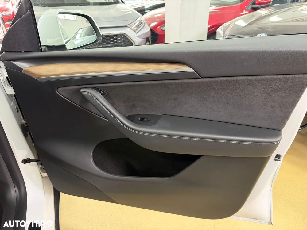 Tesla Model Y - 26