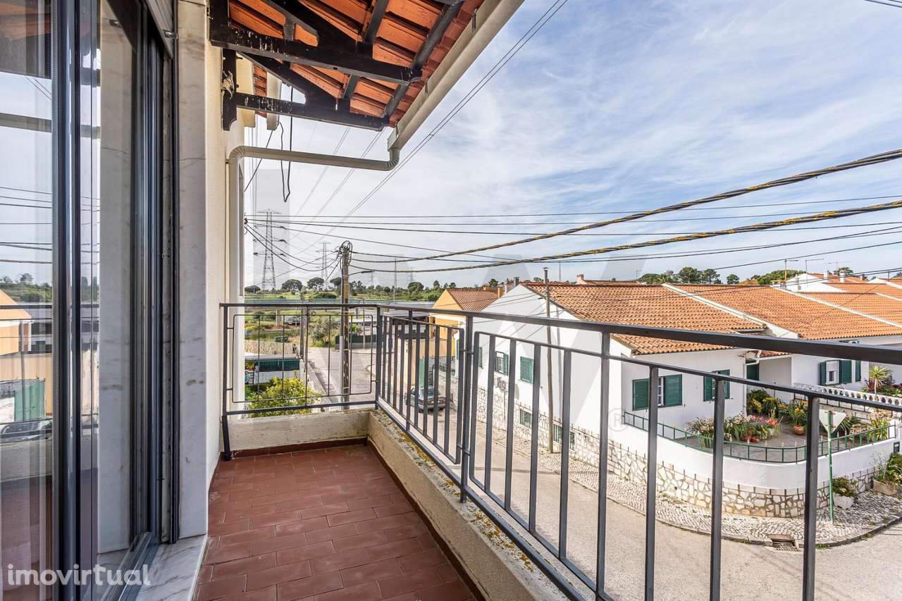 Moradia Geminada T3 Totalmente Renovada com Garagem | Alto da Guerra - Grande imagem: 5/42