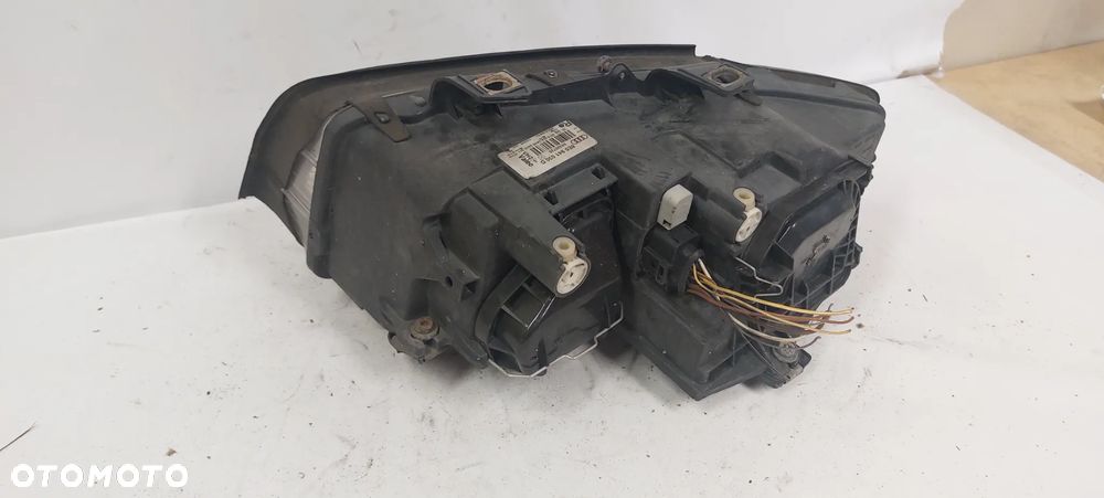.  PRZOD PRZEDNIA LAMPA PRAWA AUDI A4 B6 - 4