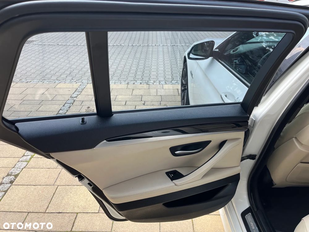 BMW Seria 5 525d xDrive - 23