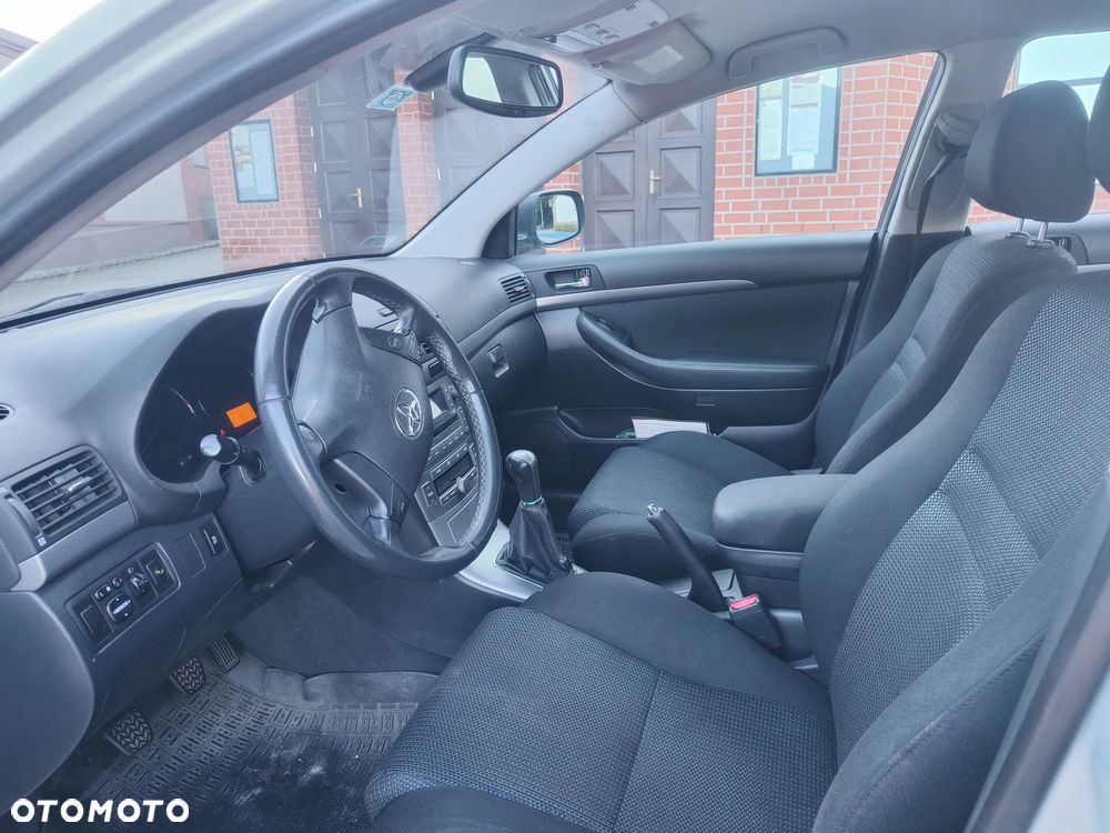 Toyota Avensis 1.8 VVT-i Luna - 13