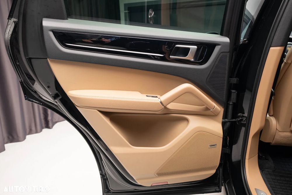 Porsche Cayenne - 35