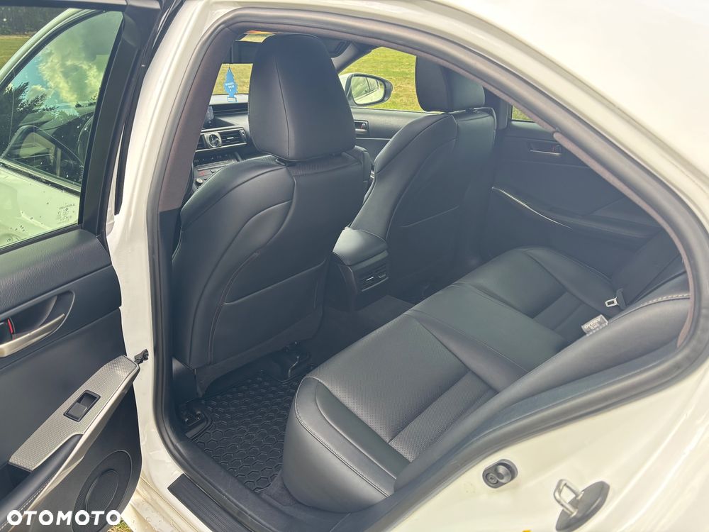 Lexus IS 200t / 300 F Sport - 10