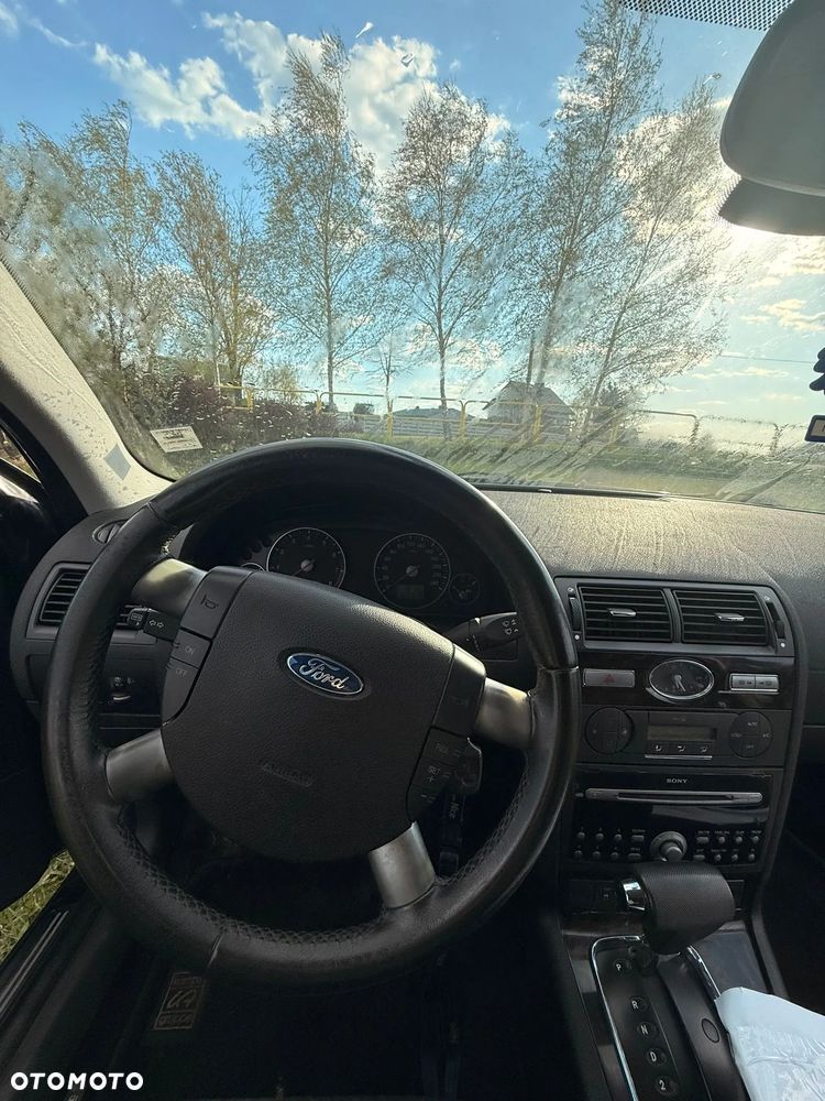 Ford Mondeo 2.0 Ghia - 11