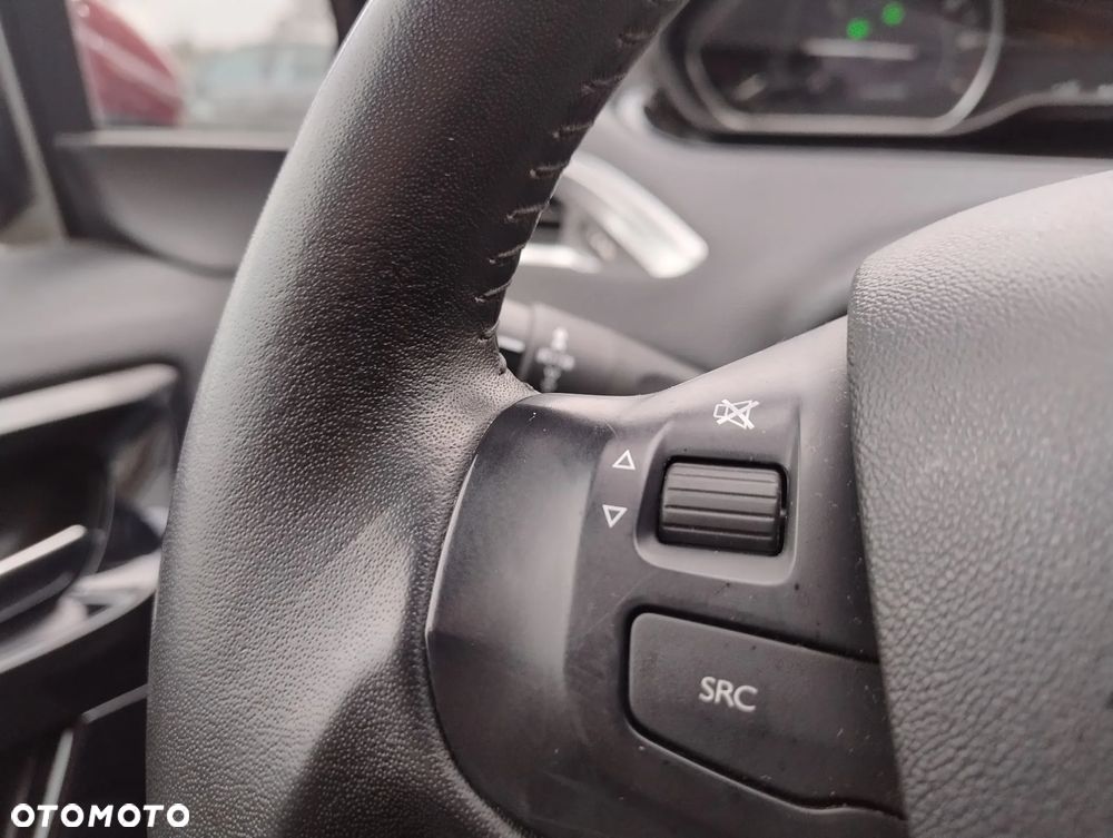 Peugeot 2008 1.2 Pure Tech GPF Signature S&S - 12