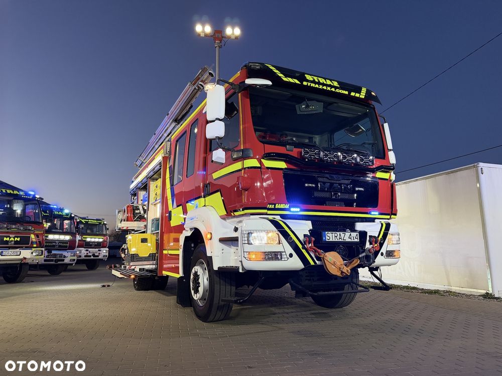 MAN TGM 18.340 4x4 Straż pożarna pojazd pożarniczy wóz strażacki MAN TGM 18.340 4x4 średni terenowy- uterenowiony 4x4 CNBOP 3000l wody wyciągarka mechaniczna reduktor blokady przedniego i tylnego mostu, maszt oświetleniowy - 2