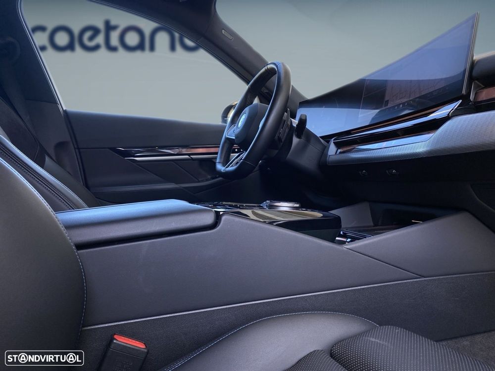 BMW 530 e Pack Desportivo M - 16